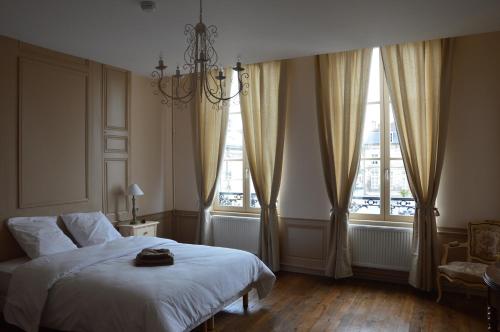 Una cama o camas en una habitación de Demeure D'Argonne