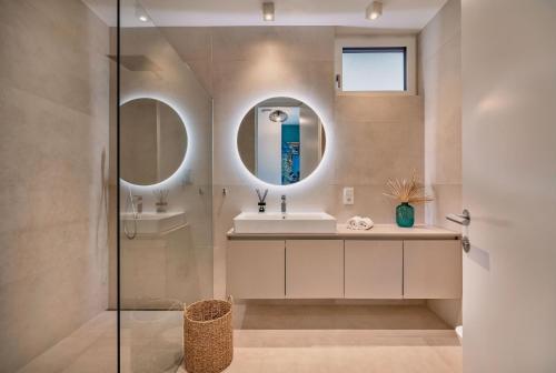 a bathroom with a sink and a shower at IL SOGNO al Lago di Garda in Torri del Benaco