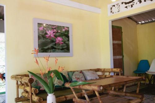 a living room with a couch and a table at Thôn Hoa Sen in Thôn Xuân Lỗ (2)