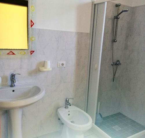 トゥーリエにあるTENUTA Li FRASULLIのバスルーム(シンク、シャワー、トイレ付)