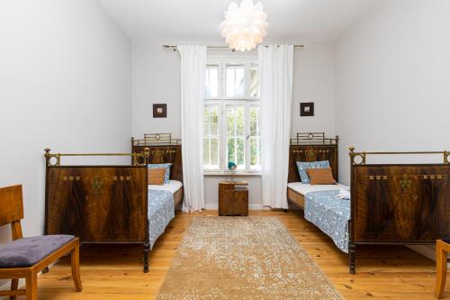 Cette chambre comprend 3 lits et une fenêtre. dans l'établissement The Old Town Vintage 2-Bedroom Jewel, à Plovdiv