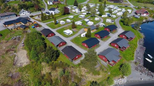 uma vista aérea de um monte de casas numa ilha em Sauda Fjord Camping em Saudasjøen