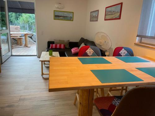 un salon avec une table et un canapé dans l'établissement BORDURE DE FORÊT, à Saint-Vincent-de-Tyrosse