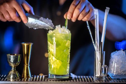 a person making a drink on a table at Hotel Freiraum in Mönchengladbach