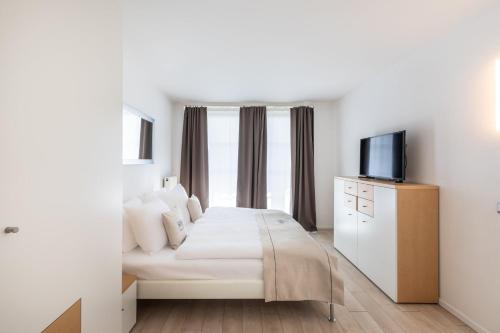 a hotel room with a bed and a television at Hotel Freiraum in Mönchengladbach