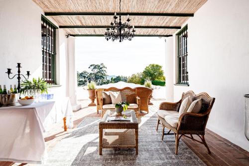 ein Wohnzimmer mit einem Sofa und einem Tisch in der Unterkunft Cape Dutch @ Keerweder in Franschhoek