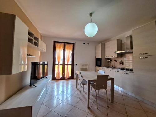 een keuken met een tafel en stoelen in een kamer bij Appartamento Roverella in Rovigo
