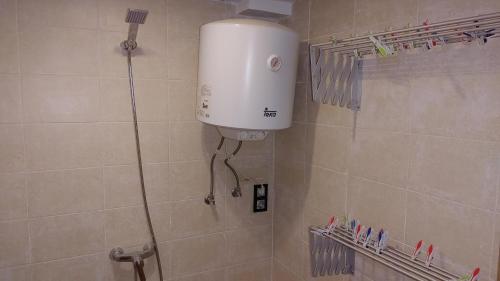 y baño con ducha y tanque de agua. en Apartamento Climatizado Vacacional, en Vilallonga (Villalonga)