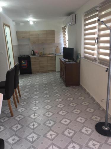 a room with a kitchen with a table and a floor at Apartman SUNCE in Jajce
