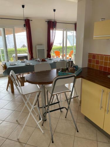 a kitchen and dining room with a table and chairs at Ty Cèdre in Crozon