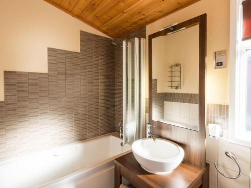 Koupelna v ubytování Windermere Retreat - White Cross Bay Holiday Park
