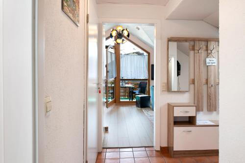 un pasillo con una puerta que conduce a una habitación en Ferienwohnung Renate, 