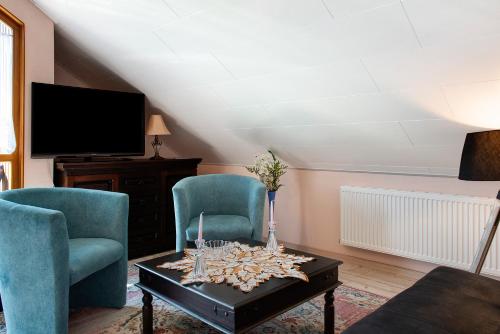 a living room with two chairs and a coffee table at Ferienwohnung Renate in Göggingen