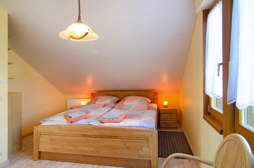 a small bedroom with a bed in a attic at Ferienwohnung Renate 