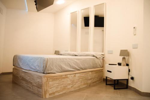 ein Schlafzimmer mit einem großen Bett und einem Nachttisch in der Unterkunft Suite Daltmar Canyelles in Canyelles