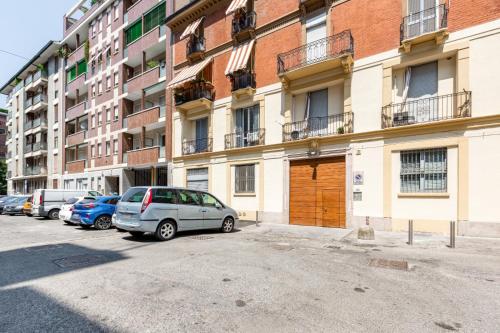 GuestHost - Bright Apt 600mt from Viale Zara!
