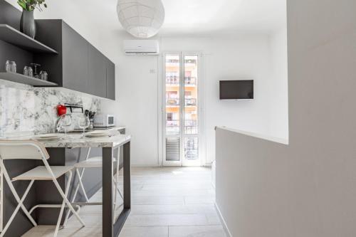 GuestHost - Bright Apt 600mt from Viale Zara!