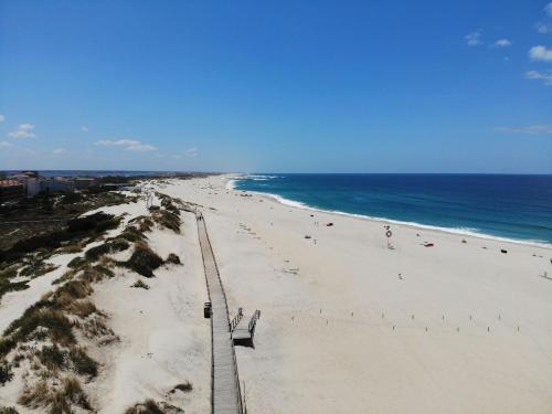 widok na plażę z ludźmi na niej w obiekcie Portas d'Água - Apartamento entre o Mar e a Ria w mieście Gafanha da Nazaré