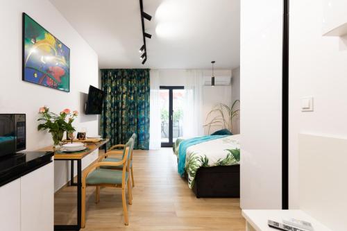 - une chambre avec un lit, un bureau et une table dans l'établissement LuxuryCity Apartment with Terrace, à Wrocław
