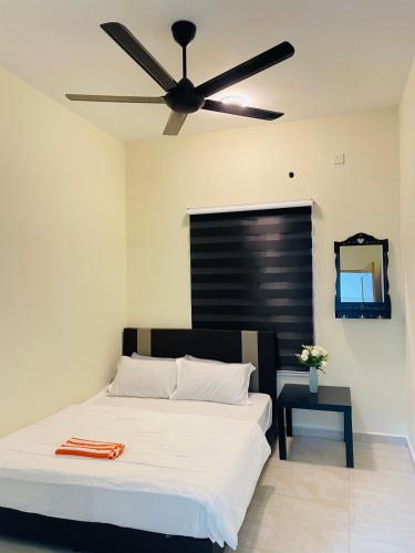 a bedroom with a bed with a ceiling fan at AL Homestay Kajang in Kajang