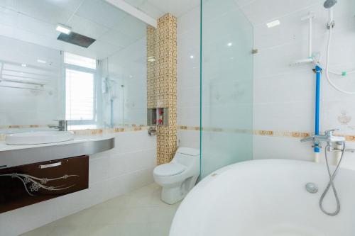 uma casa de banho com um WC, um lavatório e um chuveiro em Villa Hai An em Vung Tau