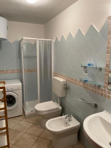 La salle de bains est pourvue d'une douche, de toilettes et d'un lavabo. dans l'établissement villa Mirtilla, à Villasimius