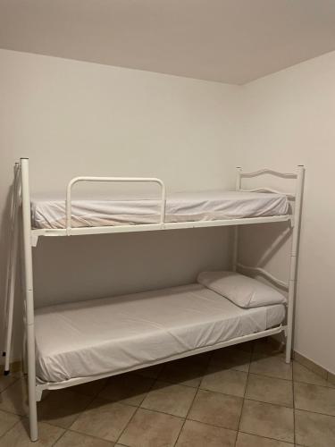 Ce lit superposé se trouve dans un dortoir doté de 2 lits superposés. dans l'établissement villa Mirtilla, à Villasimius
