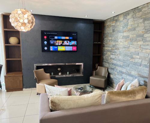 a living room with a couch and a fireplace at Melrose Beαch Aρραrt Pοοl Vieω in Casablanca