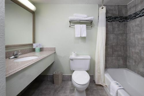 Bilik mandi di The Westerner - Extended Stay