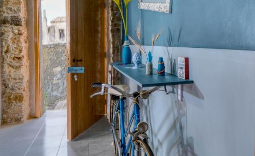un vélo bleu garé à côté d'un mur avec une étagère bleue dans l'établissement Vicol 8 di Nicabell vacanze, 