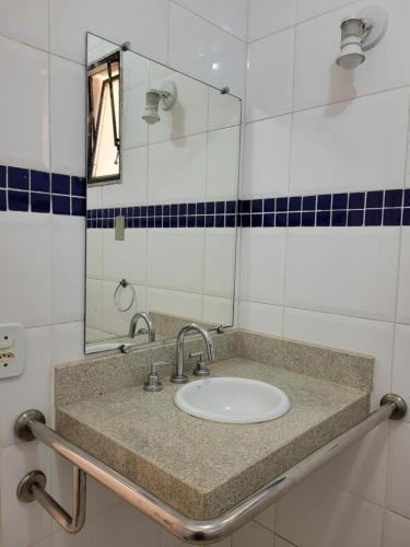 La salle de bains est pourvue d'un lavabo et d'un miroir. dans l'établissement Hotel El Pilar, à Brasilia