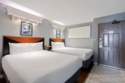 En eller flere senge i et værelse på Hosteeva Oceanfront Spectacular Condo