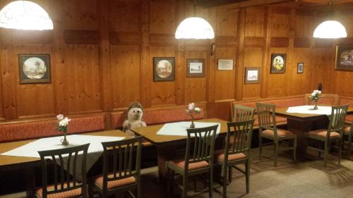Restoran atau tempat lain untuk makan di Ferien und Selbstversorgerhaus für Gruppen Sauerthaler Hof - Loreley