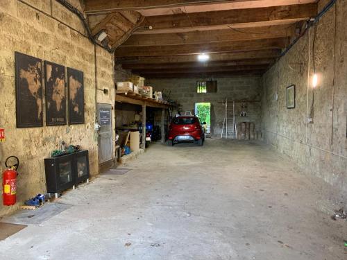 un garaje con un coche aparcado dentro en Chambre d'Hôtes Lo Componaïro, en Pouzols