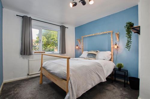 En eller flere senge i et værelse på Cosy 2 bedroom flat, with parking & garden