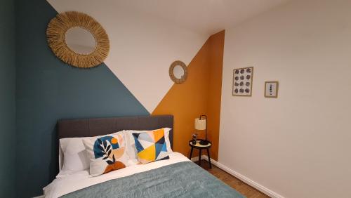 a bedroom with a bed and a mirror on the wall at Bee Stays - Byron House in Manchester