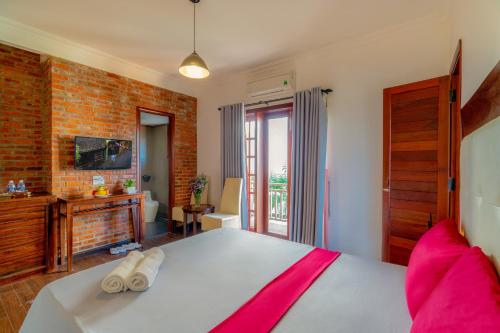 Postel nebo postele na pokoji v ubytování Calm House Hotel Hoi An 1