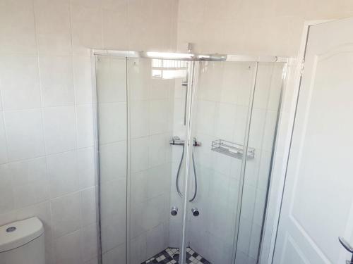 W łazience znajduje się prysznic ze szklanymi drzwiami. w obiekcie The Cradle's Rest Guest House w mieście Krugersdorp
