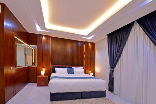 ein Schlafzimmer mit einem großen Bett in einem Zimmer in der Unterkunft اجنحه كنزان in Al Mubarraz