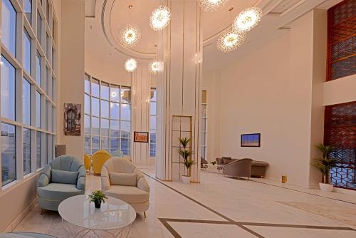 een lobby met stoelen en een tafel in een gebouw bij اجنحه كنزان in Al Mubarraz