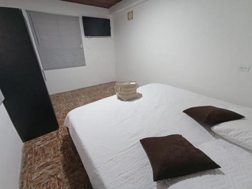 KOMODO ALOJAMIENTO- hostal autoservicio, ubicado cerca al centro - baño privado, wifi , cama 2x2 y agua caliente y cocina compartidaにあるベッド