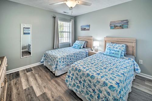 - une chambre avec 2 lits et une fenêtre dans l'établissement Coastal Myrtle Beach Condo with Pool about 5 Mi to Beach, à Myrtle Beach