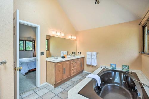 y un baño grande con lavabo y bañera. en Family-Friendly Redmond Home with Spacious Deck en Redmond