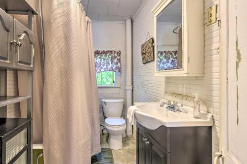 Baño pequeño con aseo y lavamanos en Pet-Friendly Roxbury Farmhouse on 350 Acres! en Roxbury