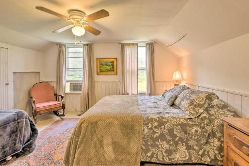 1 dormitorio con 1 cama y ventilador de techo en Pet-Friendly Roxbury Farmhouse on 350 Acres! en Roxbury