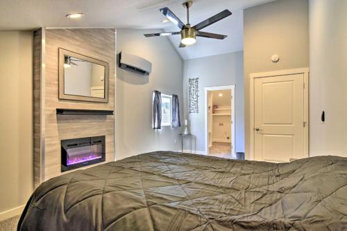 1 dormitorio con 1 cama y ventilador de techo en Oregon City Abode about 23 Mi to Dtwn Portland!, en Oregon City