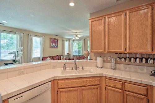 Kép Sacramento Home with Fenced Yard 6 Mi to Dtwn! szállásáról Sacramentóban a galériában