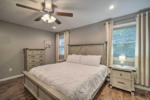 セバービルにあるPeaceful Sevierville Home with Private Hot Tub!のベッドと天井扇風機のある寝室