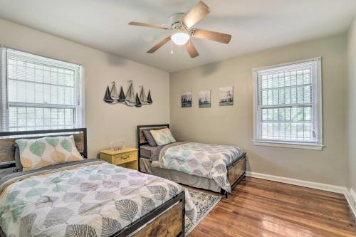 um quarto com 2 camas e uma ventoinha de tecto em Lovely Decatur Home with Yard about 8 Mi to Atlanta em Decatur