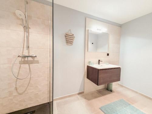 a bathroom with a shower and a sink at Au bout de mes rêves in Walcourt